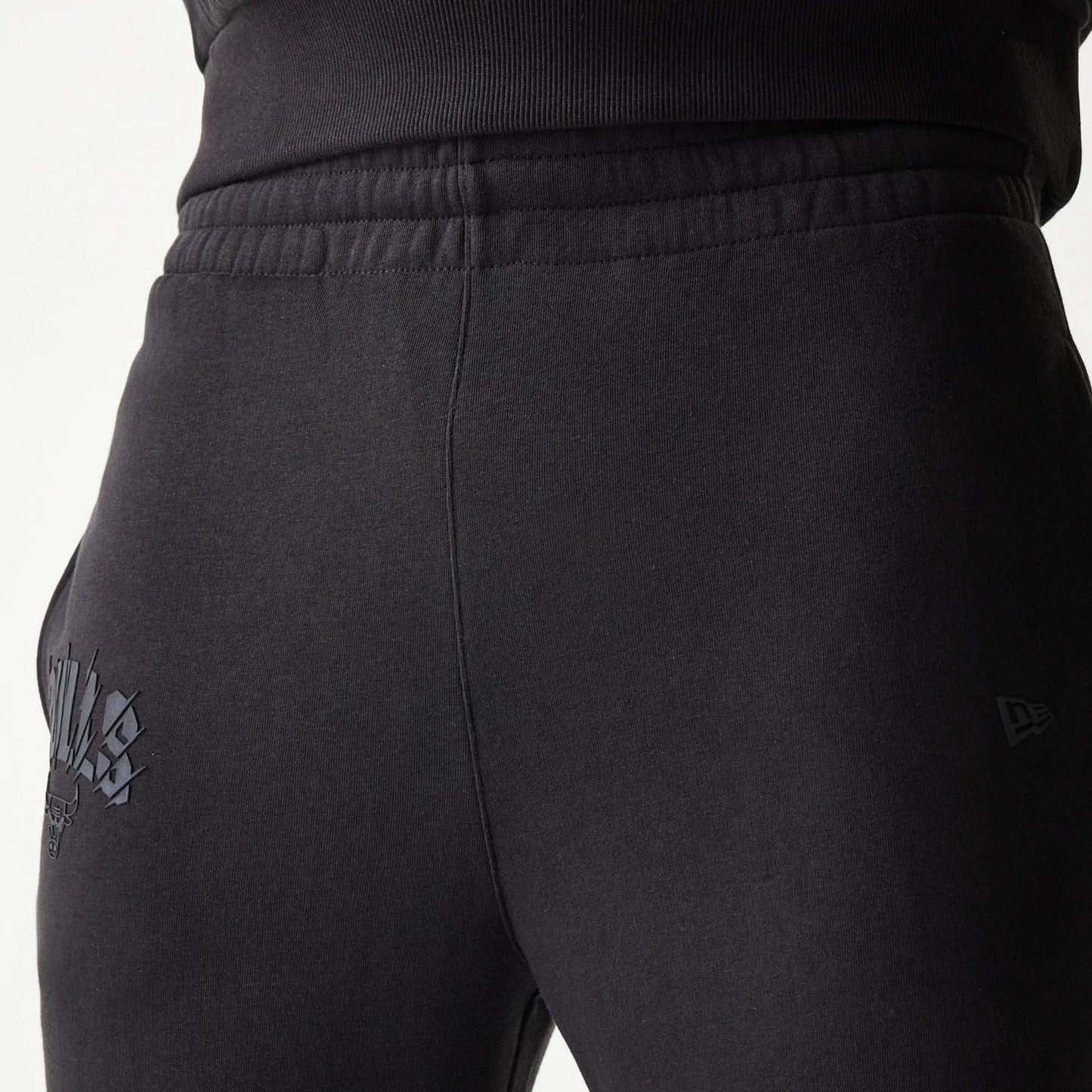 The model is wearing this NBA Chicago Bulls Straight Leg Joggers in black. 6