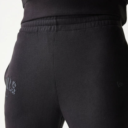 The model is wearing this NBA Chicago Bulls Straight Leg Joggers in black. 6