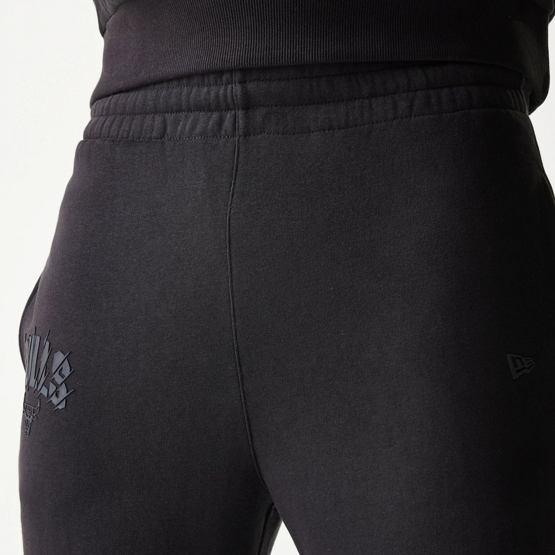 The model is wearing this NBA Chicago Bulls Straight Leg Joggers in black. 6