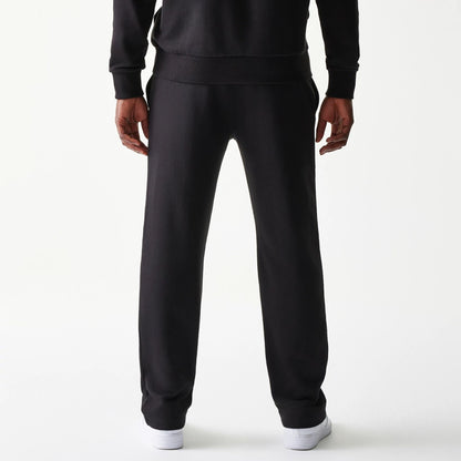The model is wearing this NBA Chicago Bulls Straight Leg Joggers in black. 2