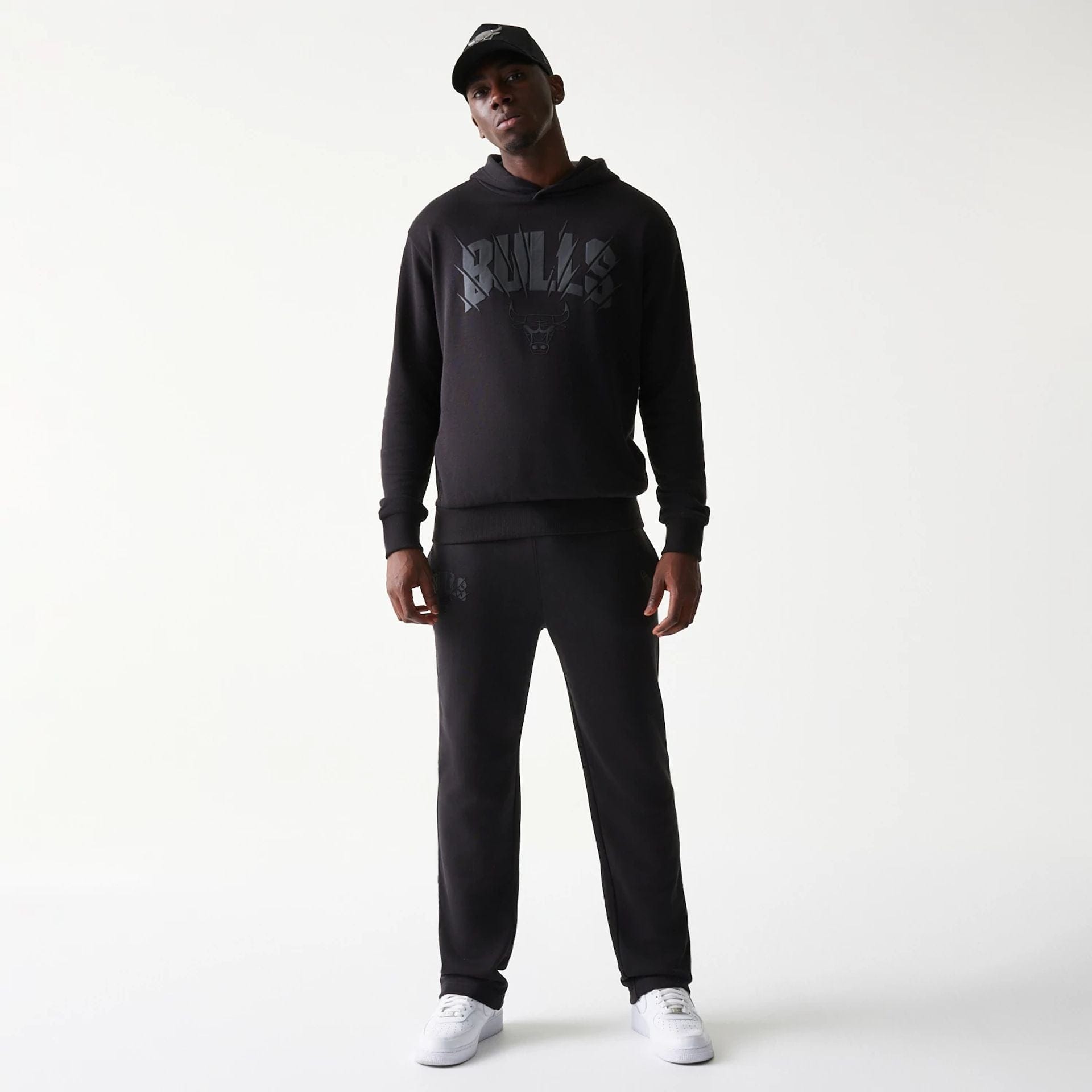 The model is wearing this NBA Chicago Bulls Straight Leg Joggers in black. 8