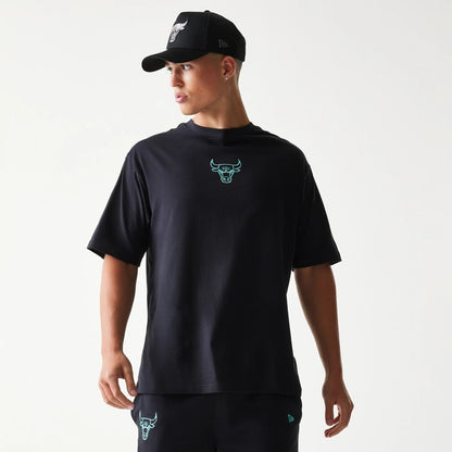 The model is wearing this NBA League Essential Chicago Bulls Oversized T-Shirt in black. 1