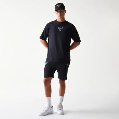 The model is wearing this NBA League Essential Chicago Bulls Oversized T-Shirt in black. 8