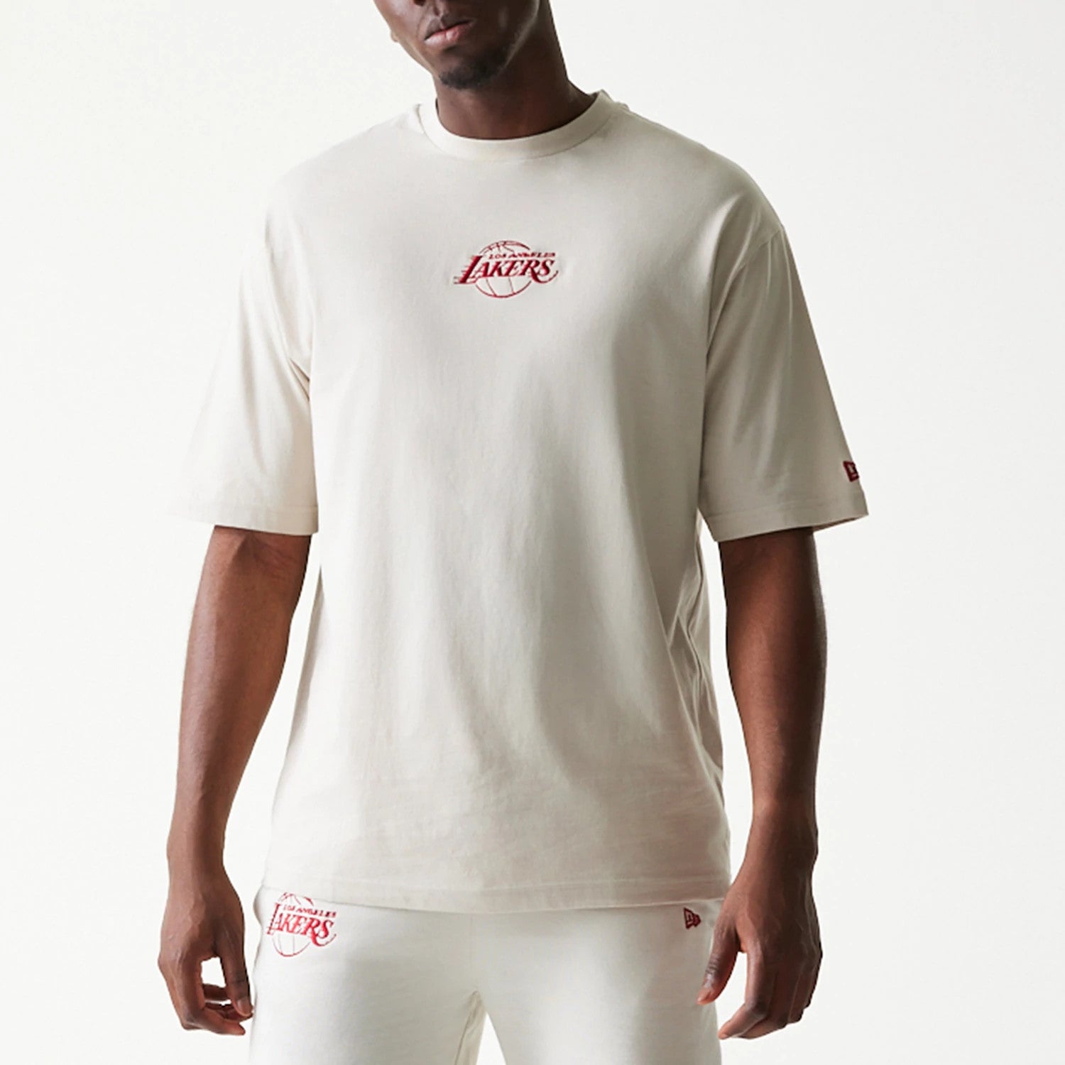The model is wearing this NBA League Essential LA Lakers Oversized T-Shirt in cream. 3