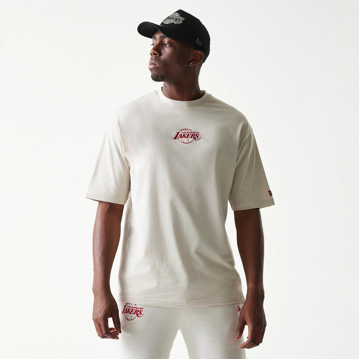 The model is wearing this NBA League Essential LA Lakers Oversized T-Shirt in cream. 1
