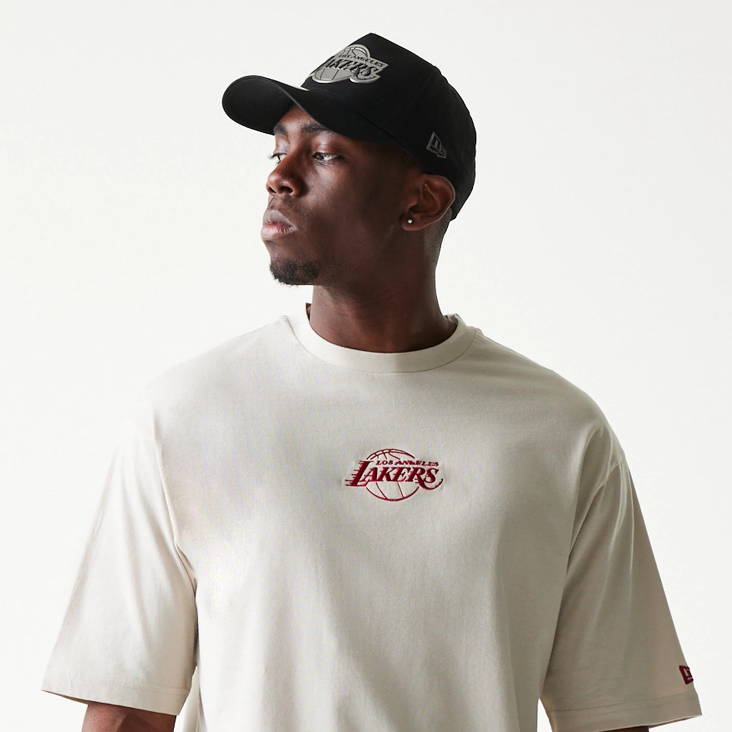 The model is wearing this NBA League Essential LA Lakers Oversized T-Shirt in cream. 6