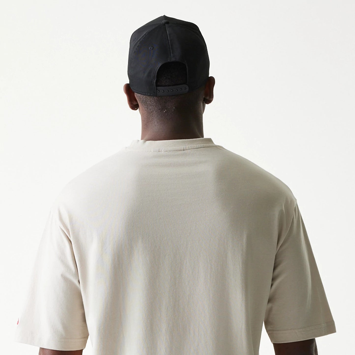 The model is wearing this NBA League Essential LA Lakers Oversized T-Shirt in cream. 7