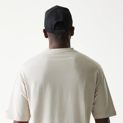 The model is wearing this NBA League Essential LA Lakers Oversized T-Shirt in cream. 7