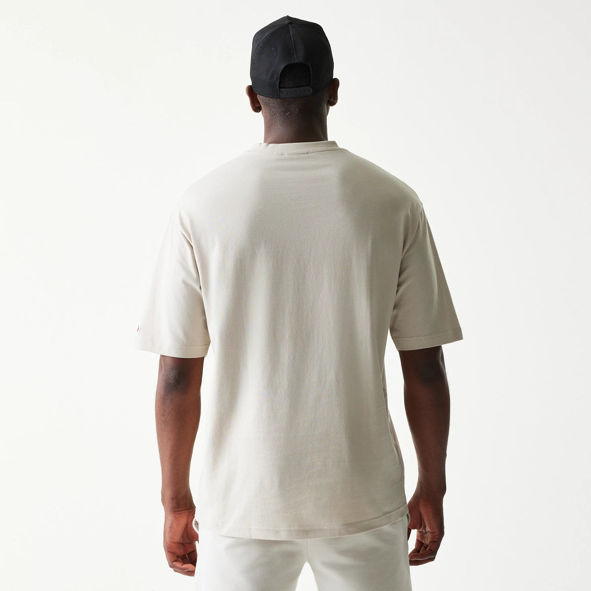 The model is wearing this NBA League Essential LA Lakers Oversized T-Shirt in cream. 2