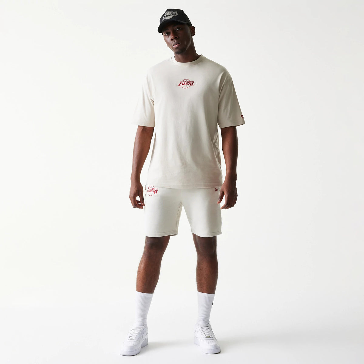 The model is wearing this NBA League Essential LA Lakers Oversized T-Shirt in cream. 8