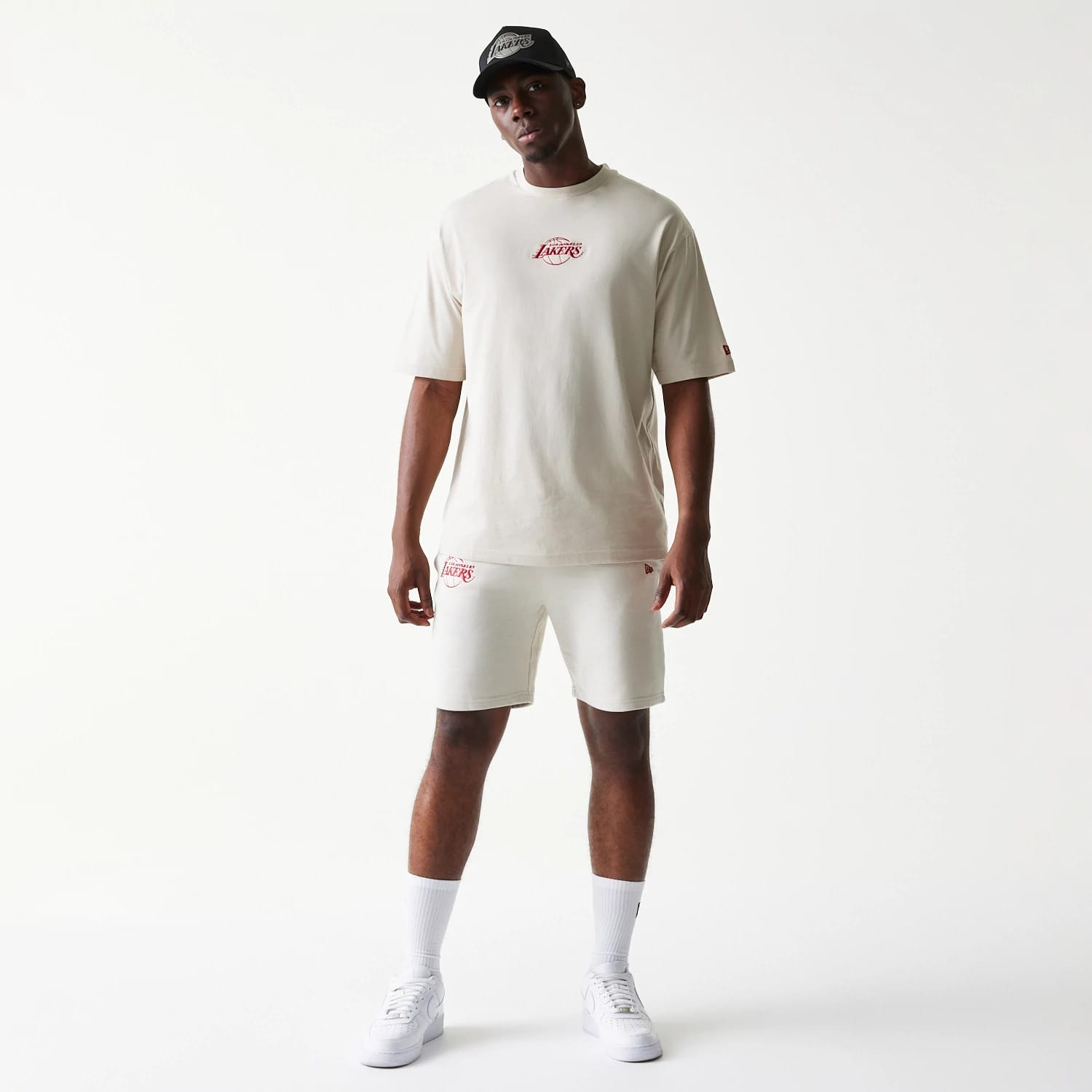 The model is wearing this NBA League Essential LA Lakers Oversized T-Shirt in cream. 8