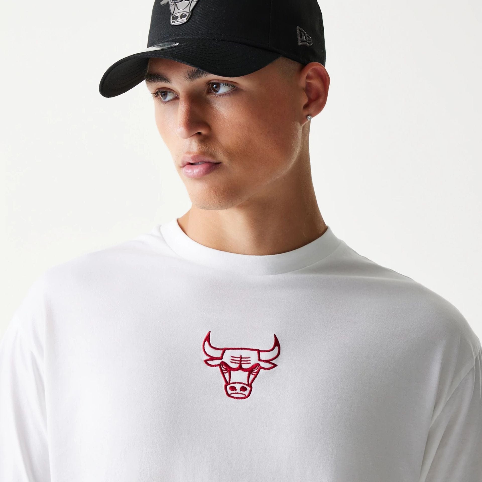The model is wearing this NBA League Essential Chicago Bulls Oversized T-Shirt in white. 4