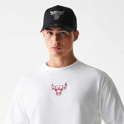 The model is wearing this NBA League Essential Chicago Bulls Oversized T-Shirt in white. 6