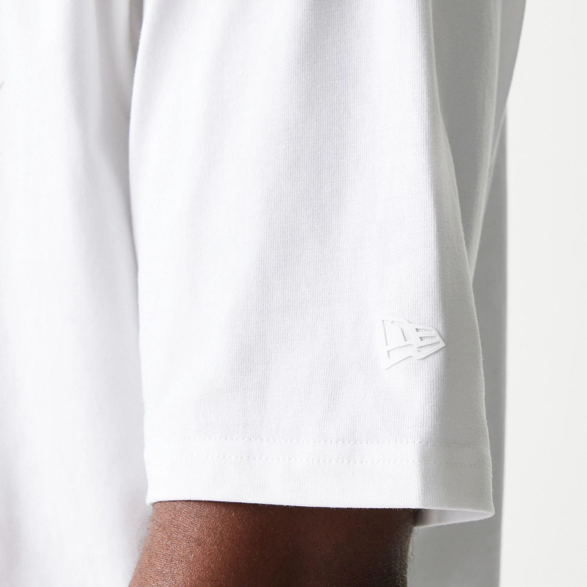 The model is wearing this NBA Chicago Bulls Oversized T-Shirt in white. 5