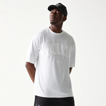 The model is wearing this NBA Chicago Bulls Oversized T-Shirt in white. 1