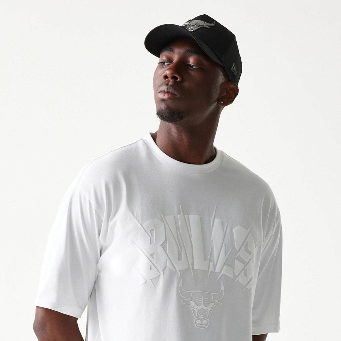 The model is wearing this NBA Chicago Bulls Oversized T-Shirt in white. 6