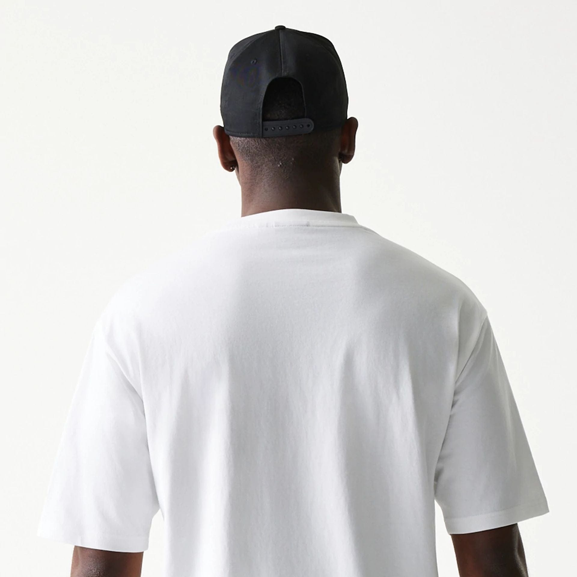 The model is wearing this NBA Chicago Bulls Oversized T-Shirt in white. 7