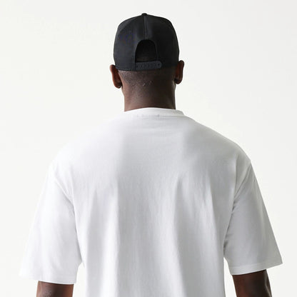 The model is wearing this NBA Chicago Bulls Oversized T-Shirt in white. 7