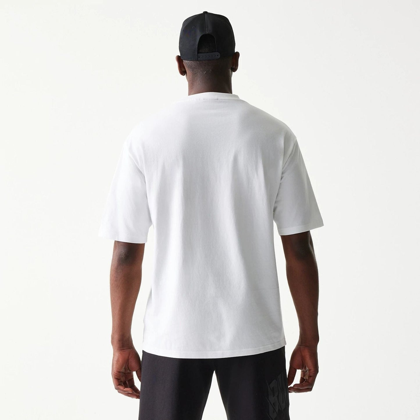 The model is wearing this NBA Chicago Bulls Oversized T-Shirt in white. 2