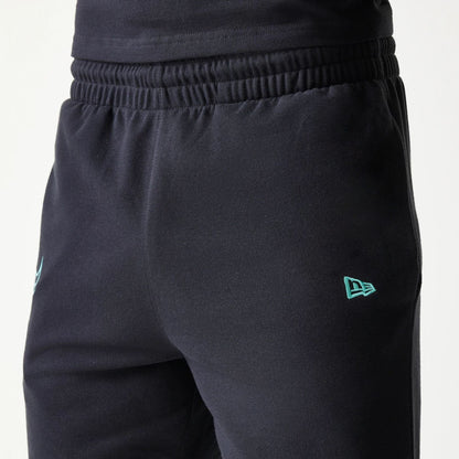 The model is wearing this NBA League Essential Chicago Bulls Shorts in black. 4