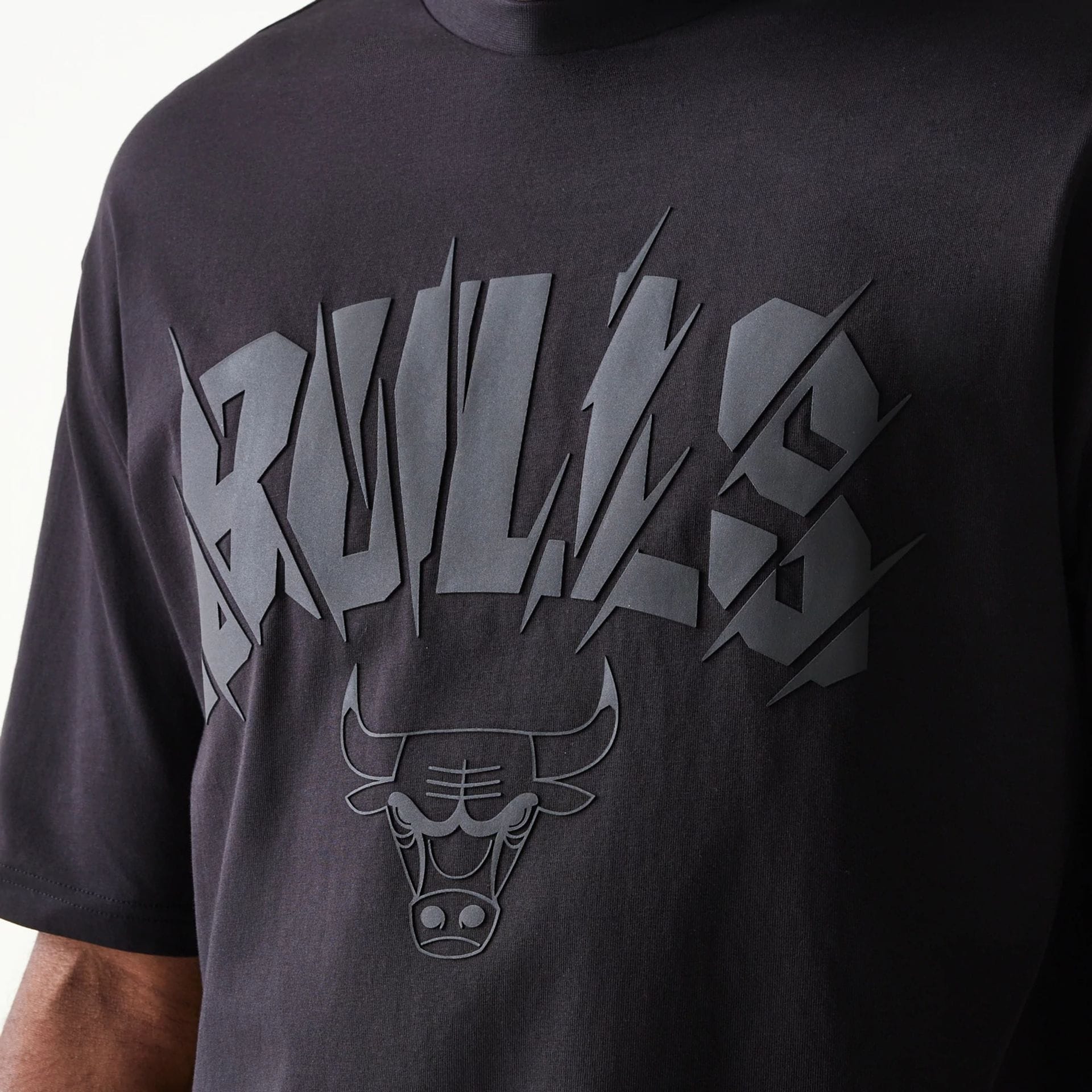 The model is wearing this NBA Chicago Bulls Oversized T-Shirt in black. 4