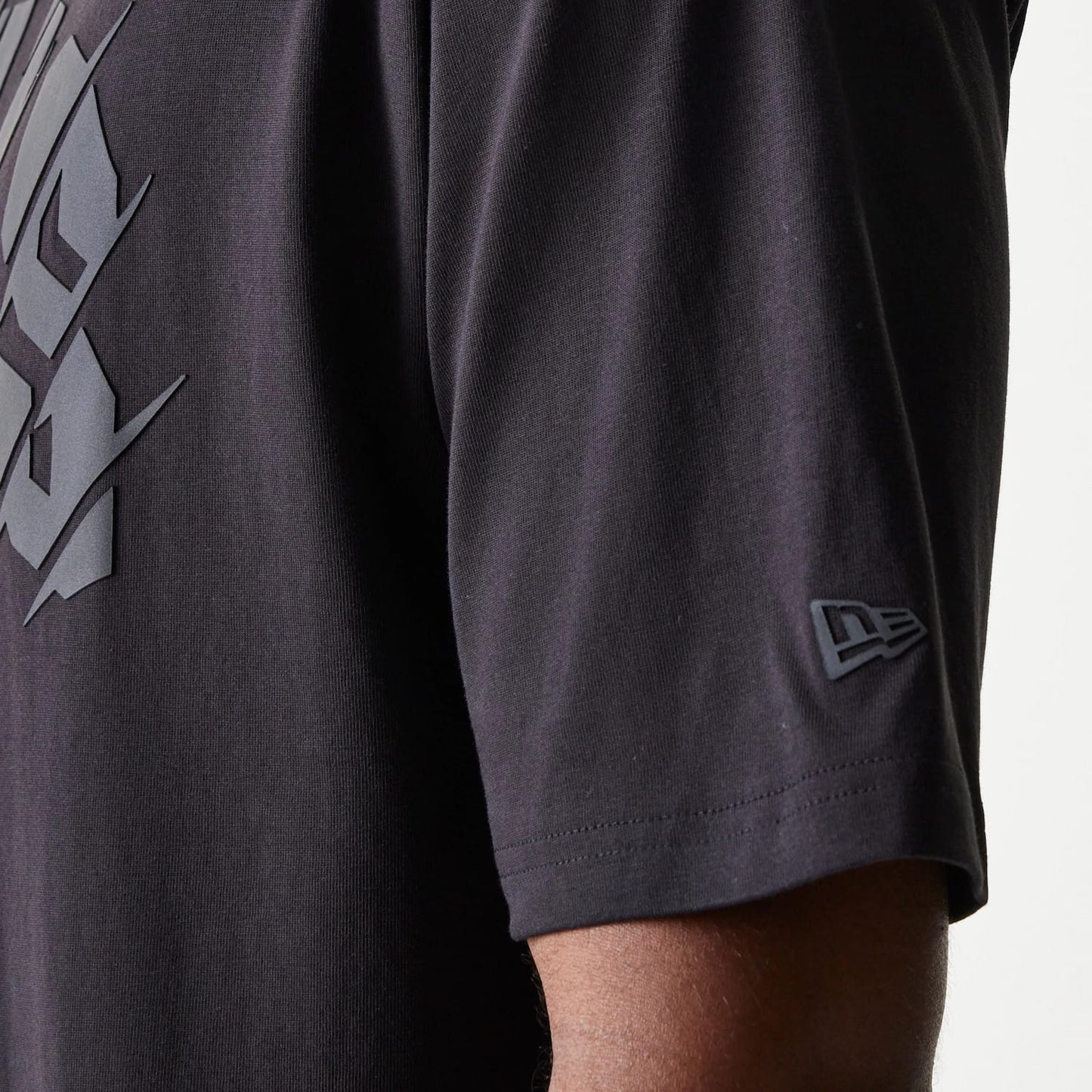 The model is wearing this NBA Chicago Bulls Oversized T-Shirt in black. 5