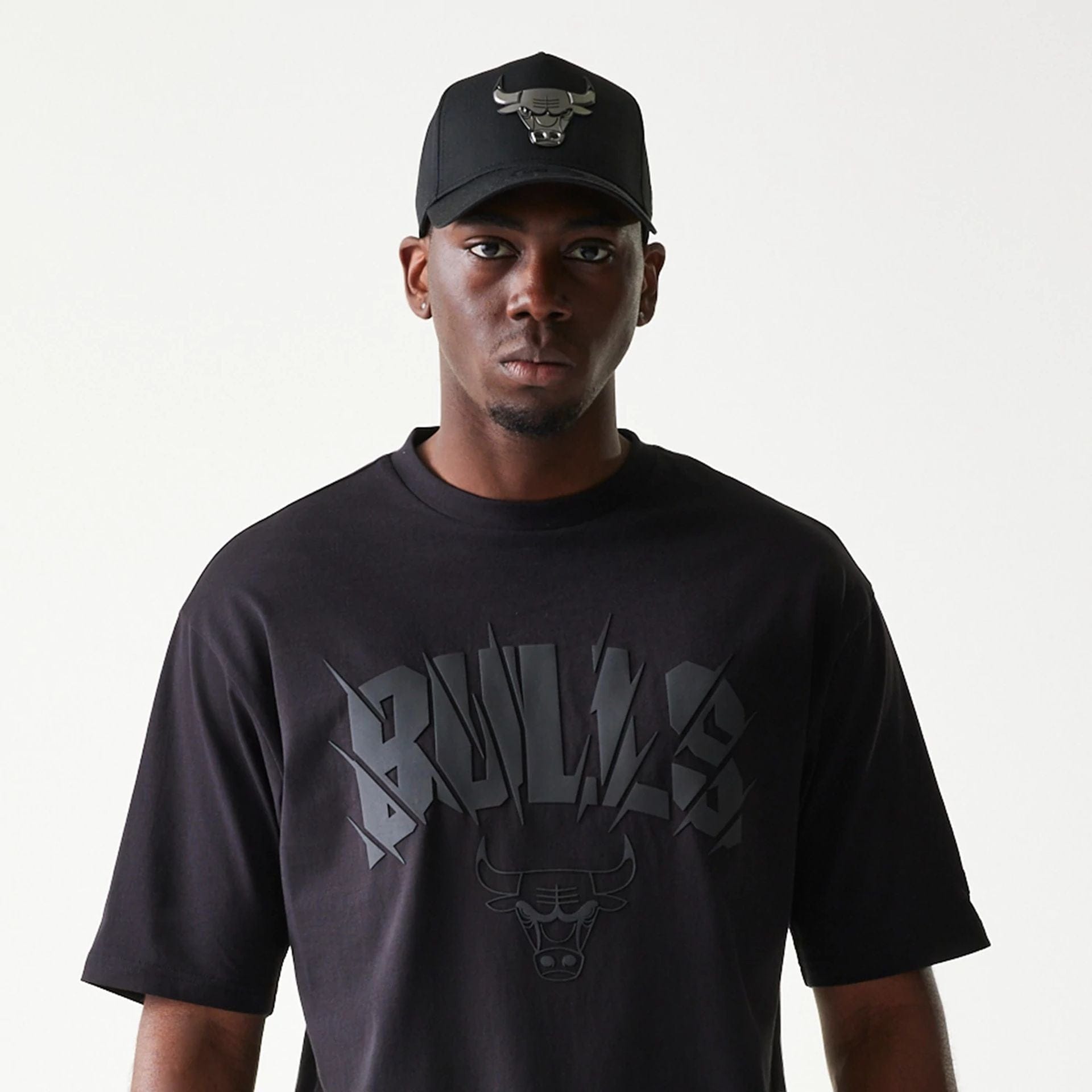 The model is wearing this NBA Chicago Bulls Oversized T-Shirt in black. 6
