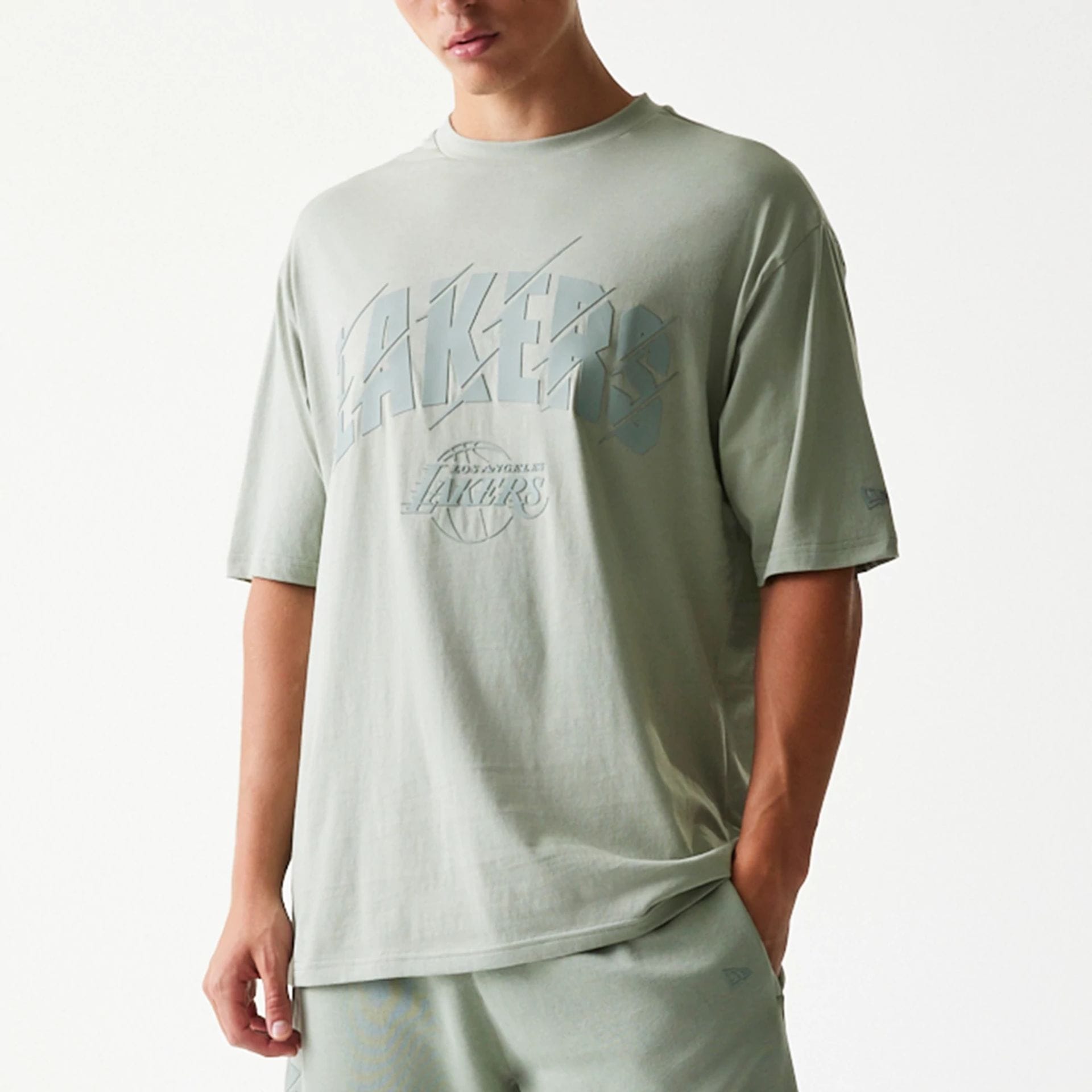 The model is wearing this NBA LA Lakers Oversized T-Shirt in pastel green. 3