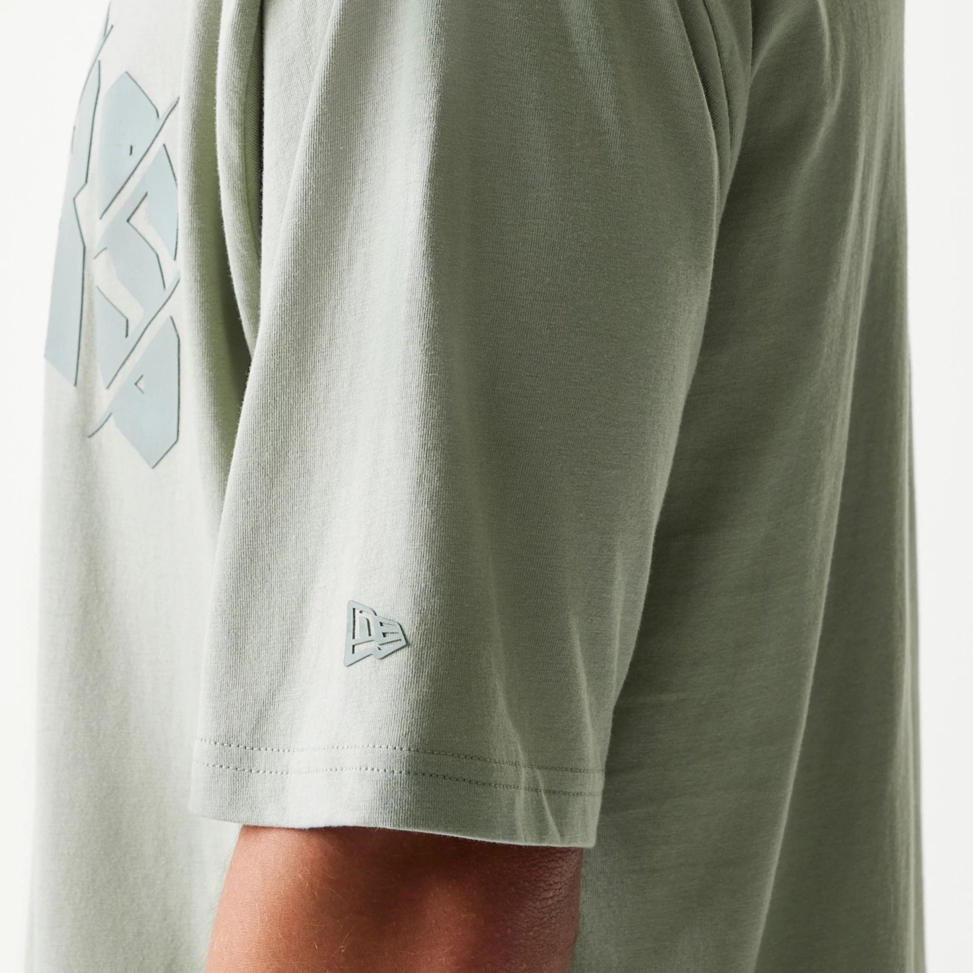 The model is wearing this NBA LA Lakers Oversized T-Shirt in pastel green. 5