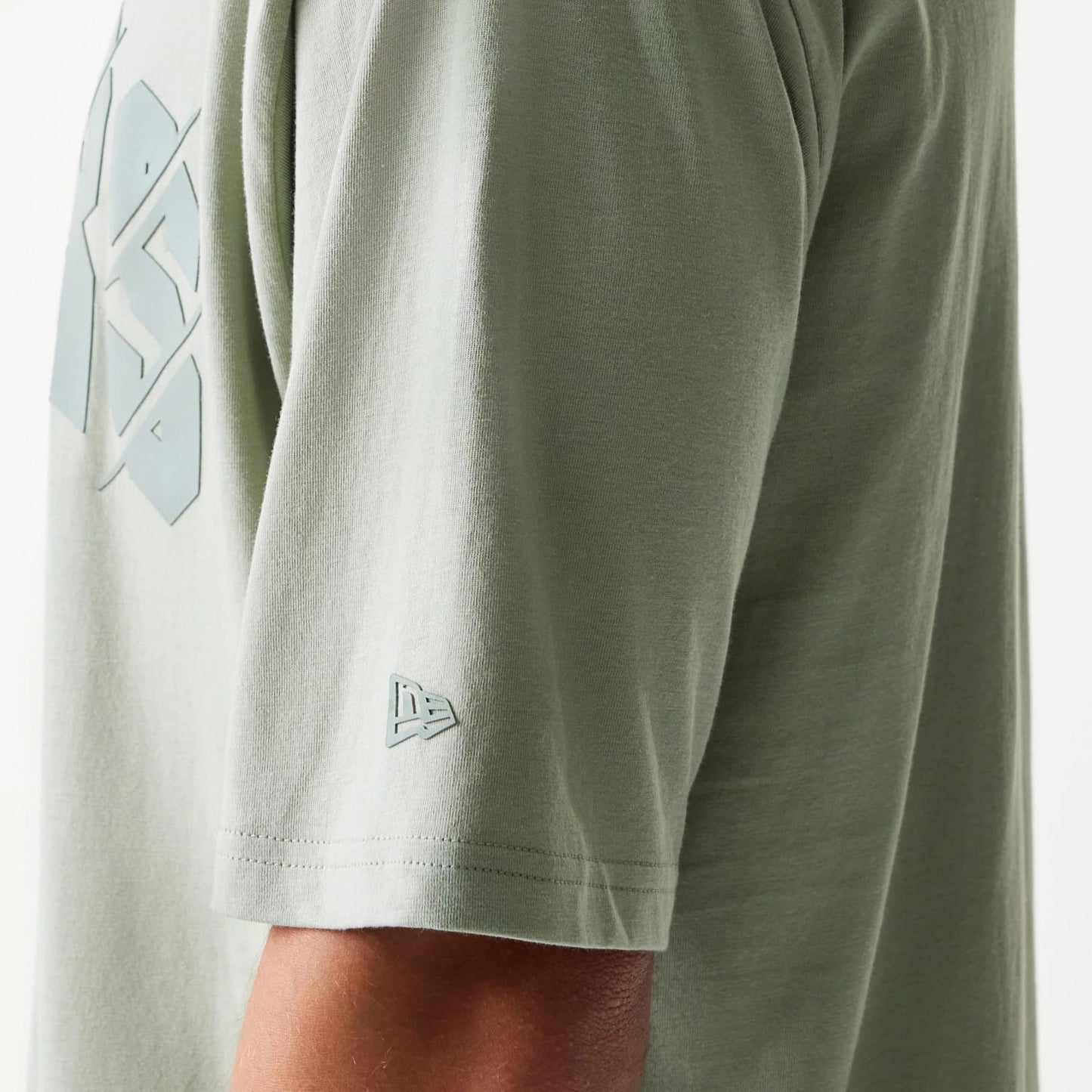 The model is wearing this NBA LA Lakers Oversized T-Shirt in pastel green. 5