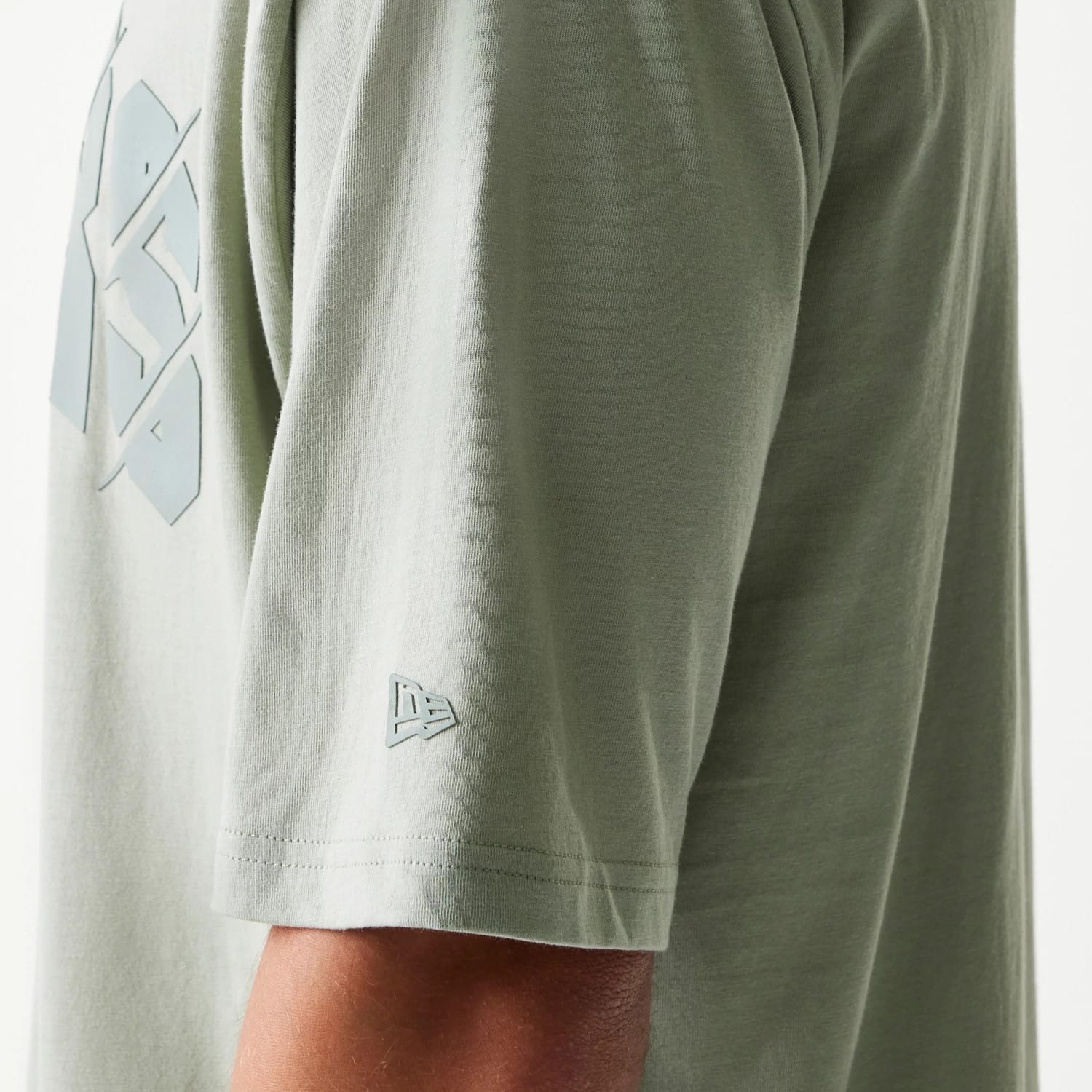 The model is wearing this NBA LA Lakers Oversized T-Shirt in pastel green. 5