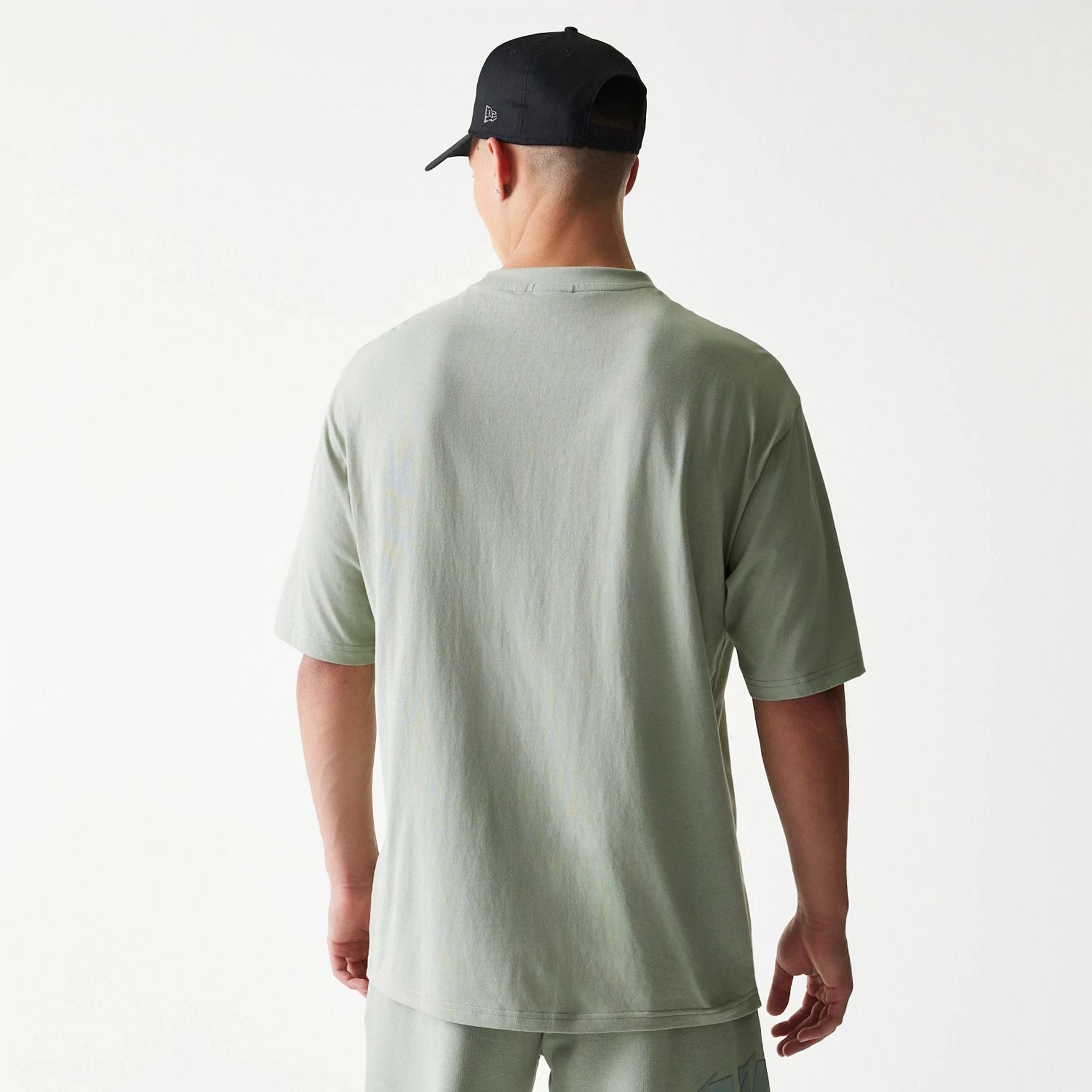 The model is wearing this NBA LA Lakers Oversized T-Shirt in pastel green. 2