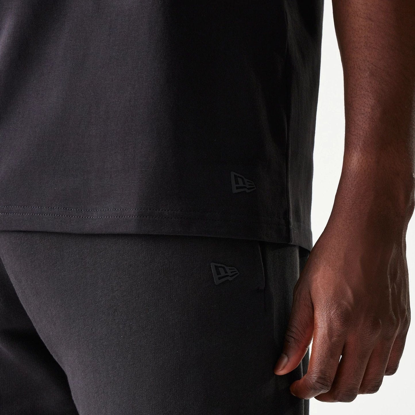 The model is wearing this NBA Chicago Bulls Sleeveless T-Shirt in black. 5