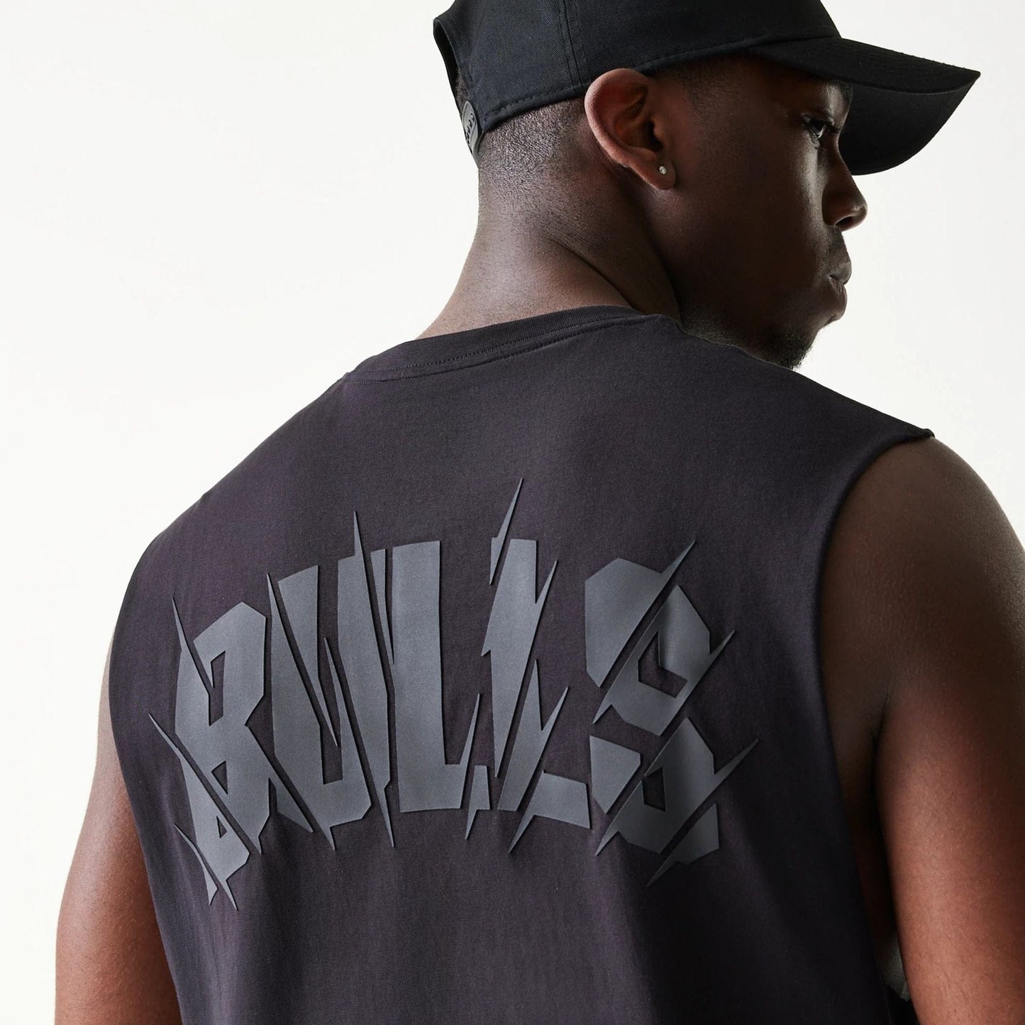 The model is wearing this NBA Chicago Bulls Sleeveless T-Shirt in black. 6
