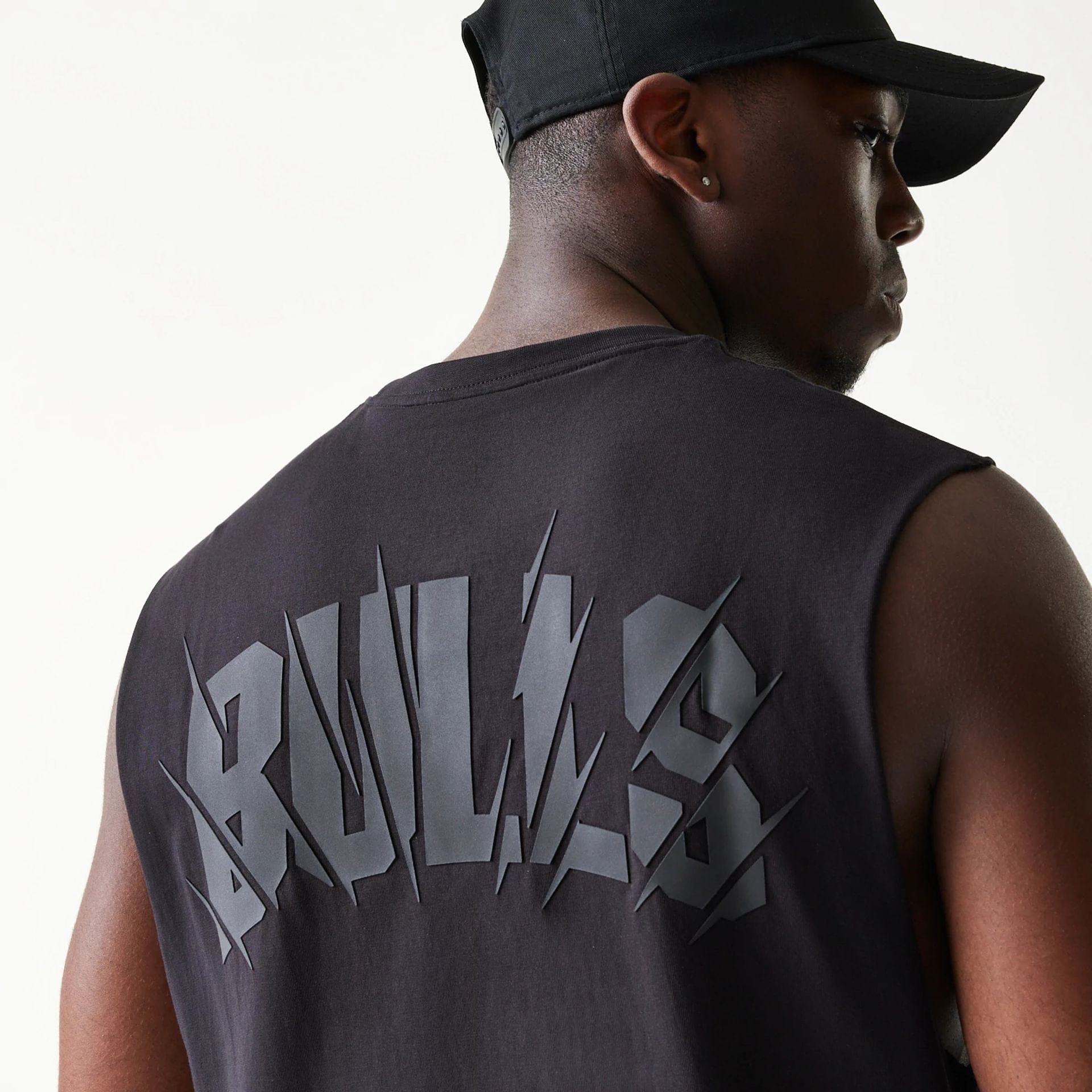 The model is wearing this NBA Chicago Bulls Sleeveless T-Shirt in black. 6