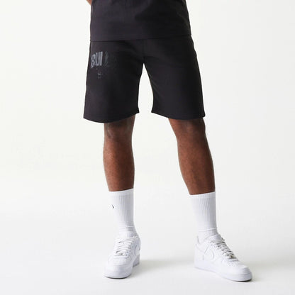 The model is wearing this NBA Chicago Bulls Shorts in black. 1