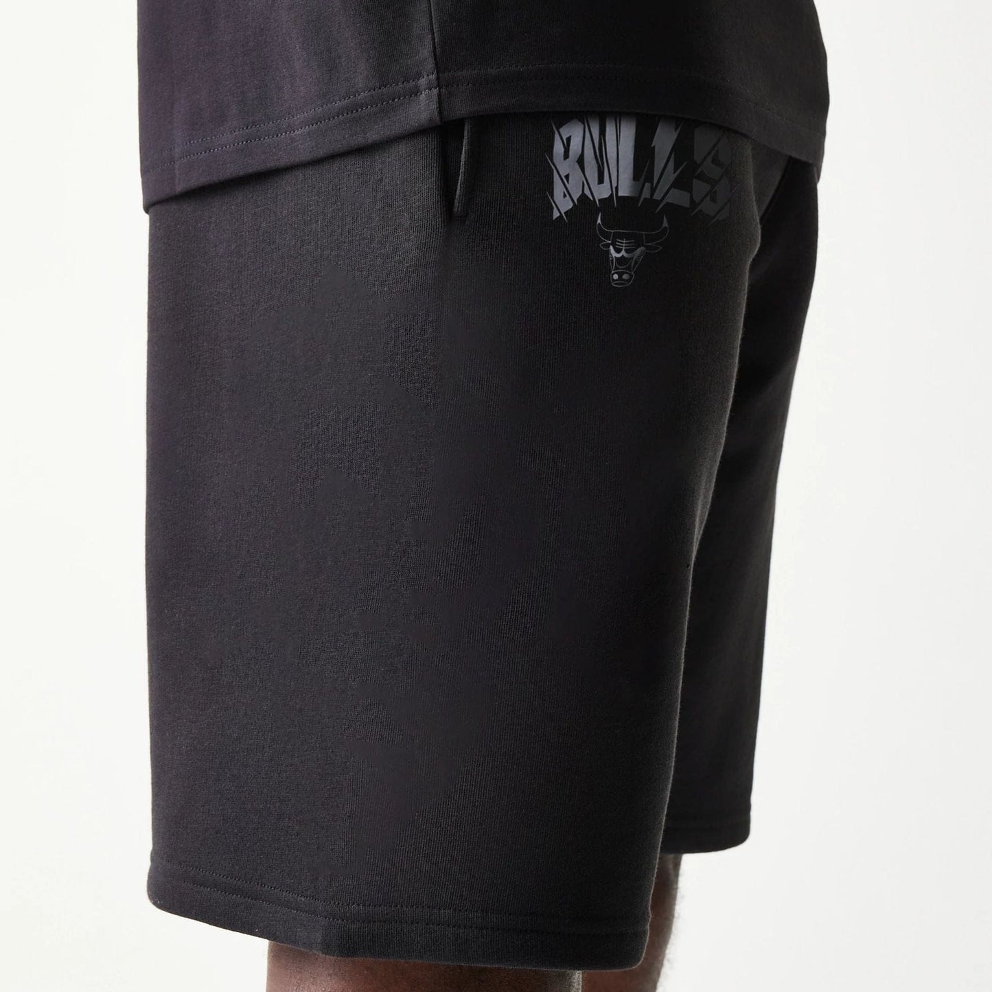 The model is wearing this NBA Chicago Bulls Shorts in black. 3