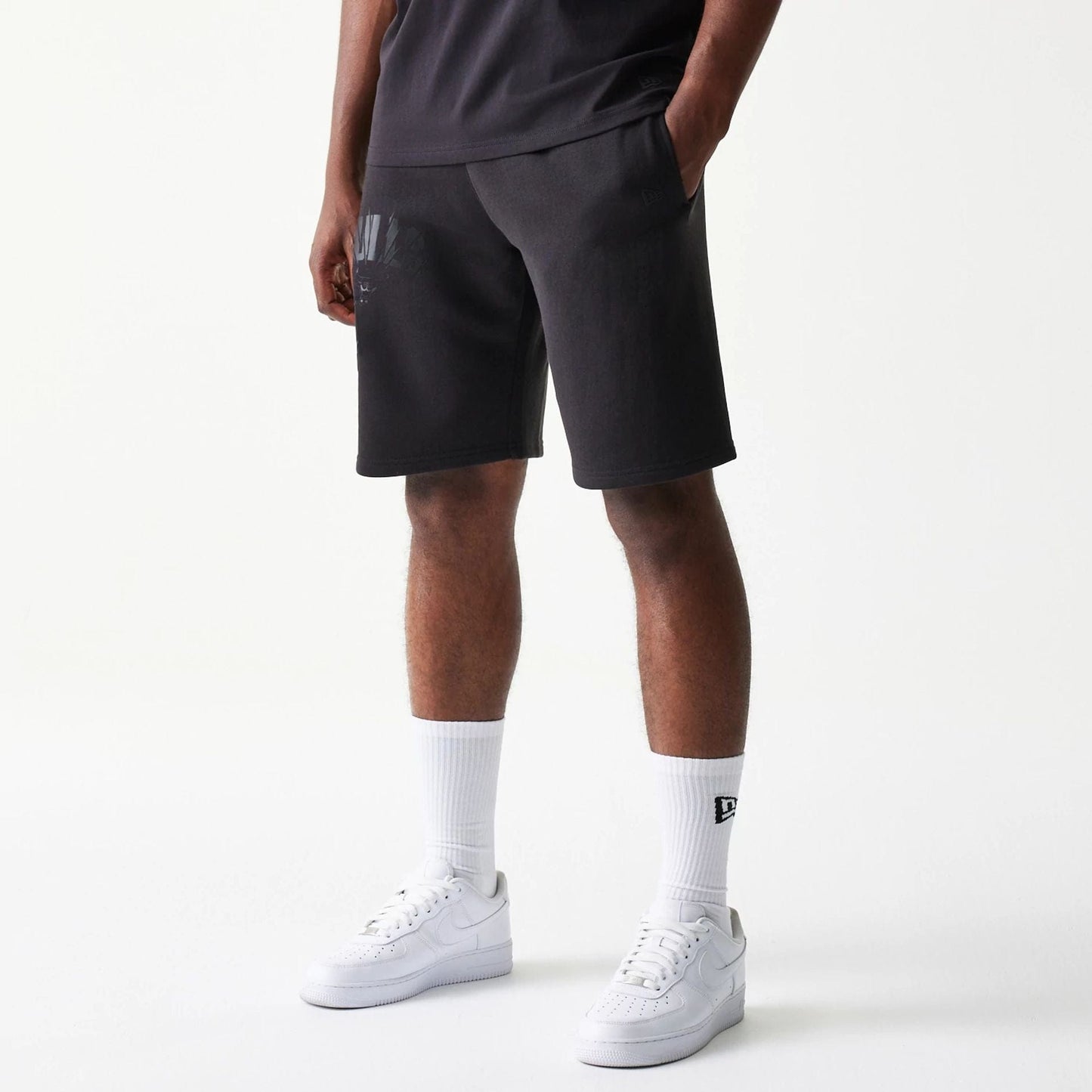 The model is wearing this NBA Chicago Bulls Shorts in black. 5