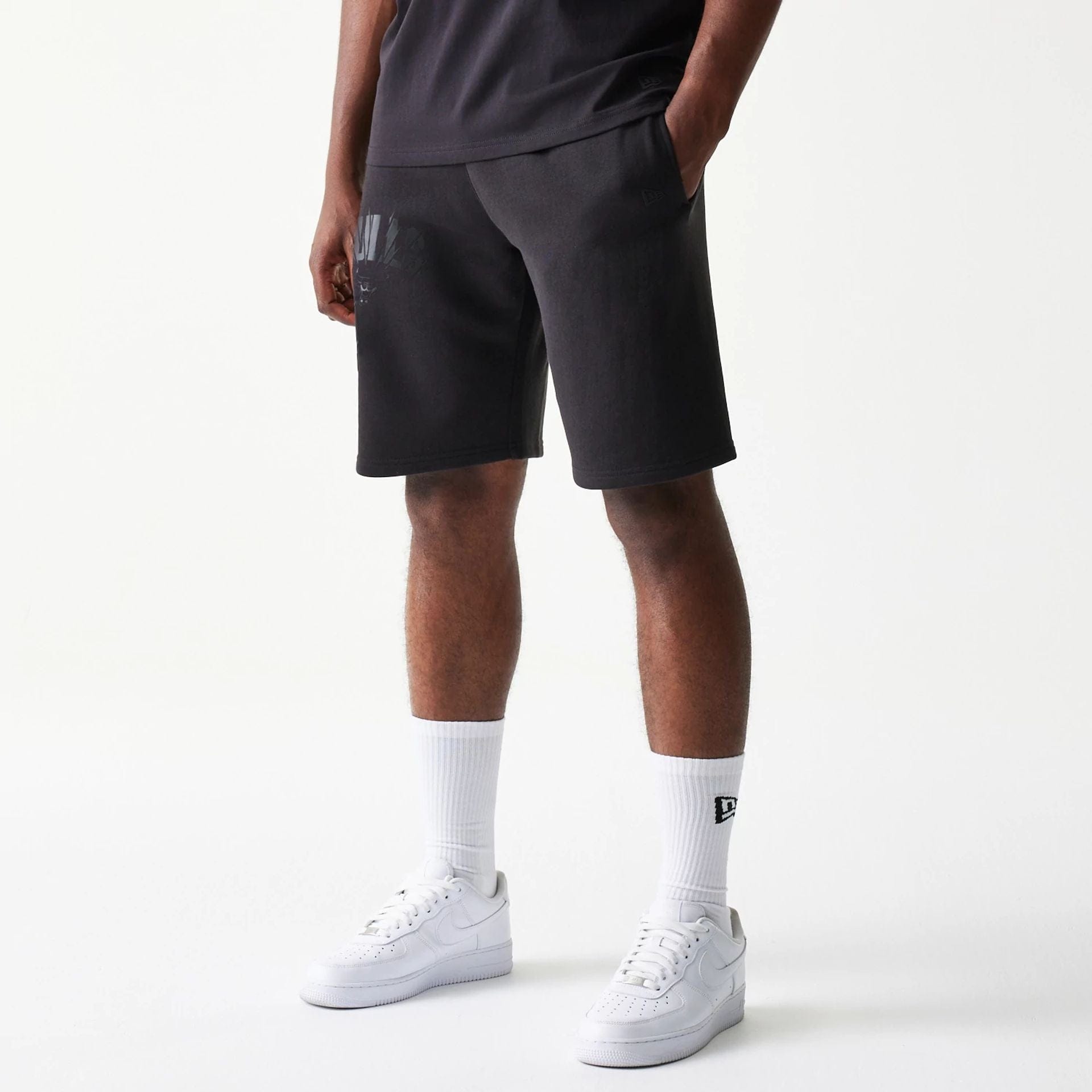 The model is wearing this NBA Chicago Bulls Shorts in black. 5