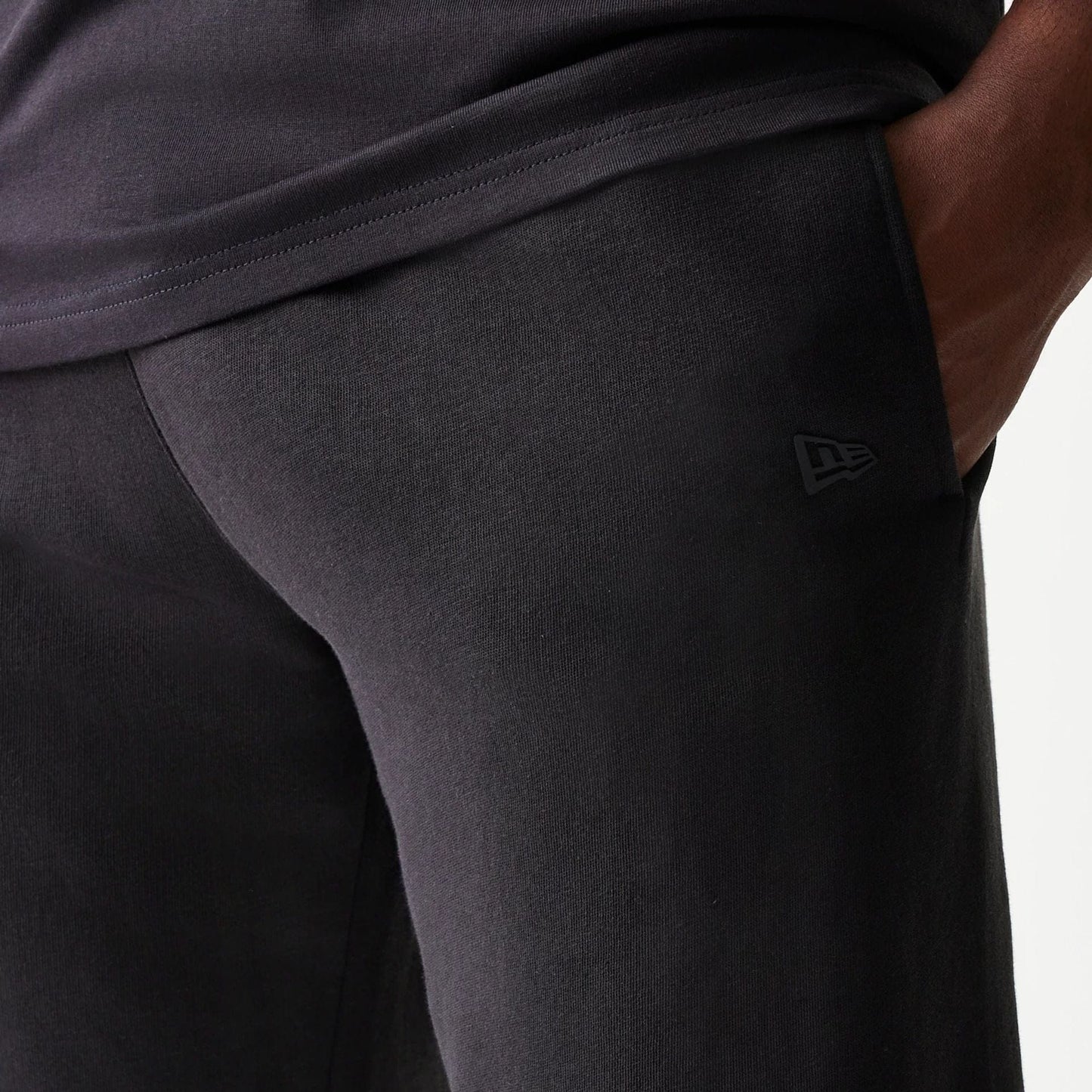 The model is wearing this NBA Chicago Bulls Shorts in black. 4