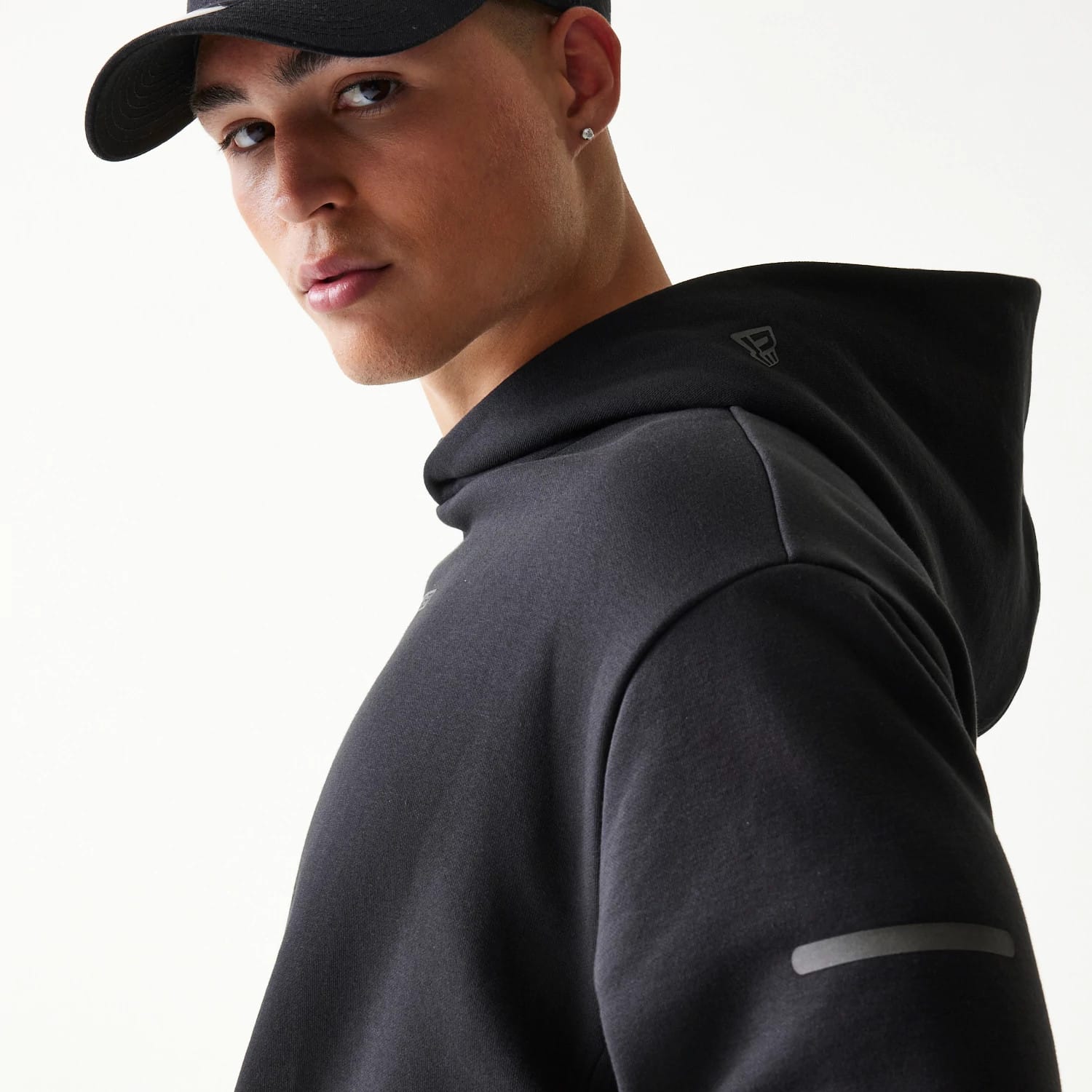 New Era Tech Black Oversized Pullover Hoodie | NEC EU