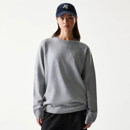 The model is wearing this New Era Essential Flag Knitted Sweater in grey. 4