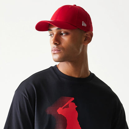The model is wearing this New Era Baseball Player Graphic Oversized T-Shirt in black. 4