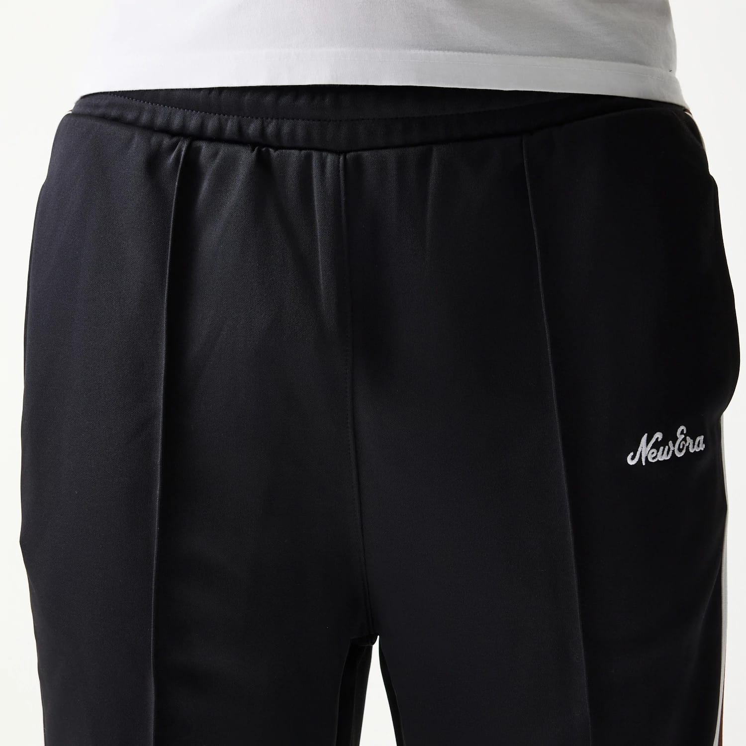 The model is wearing this New Era Script Straight Leg Joggers in black. 6