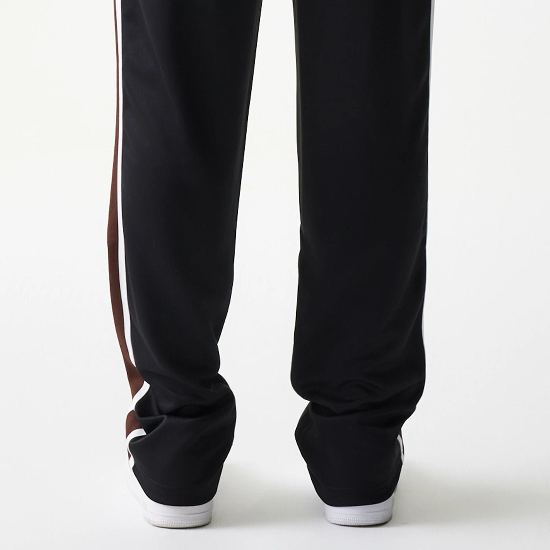 The model is wearing this New Era Script Straight Leg Joggers in black. 7