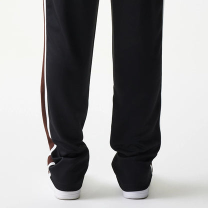 The model is wearing this New Era Script Straight Leg Joggers in black. 7