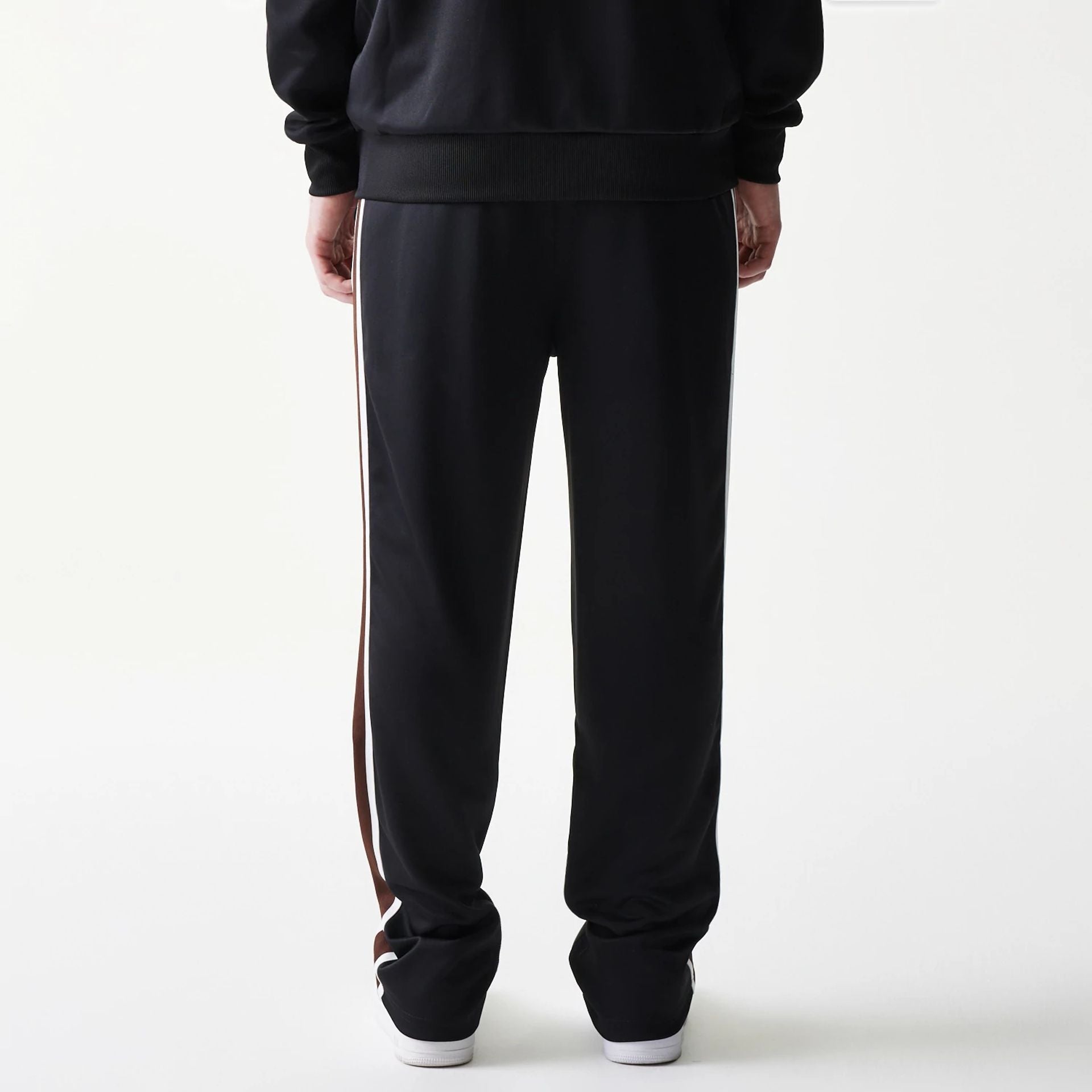 The model is wearing this New Era Script Straight Leg Joggers in black. 2
