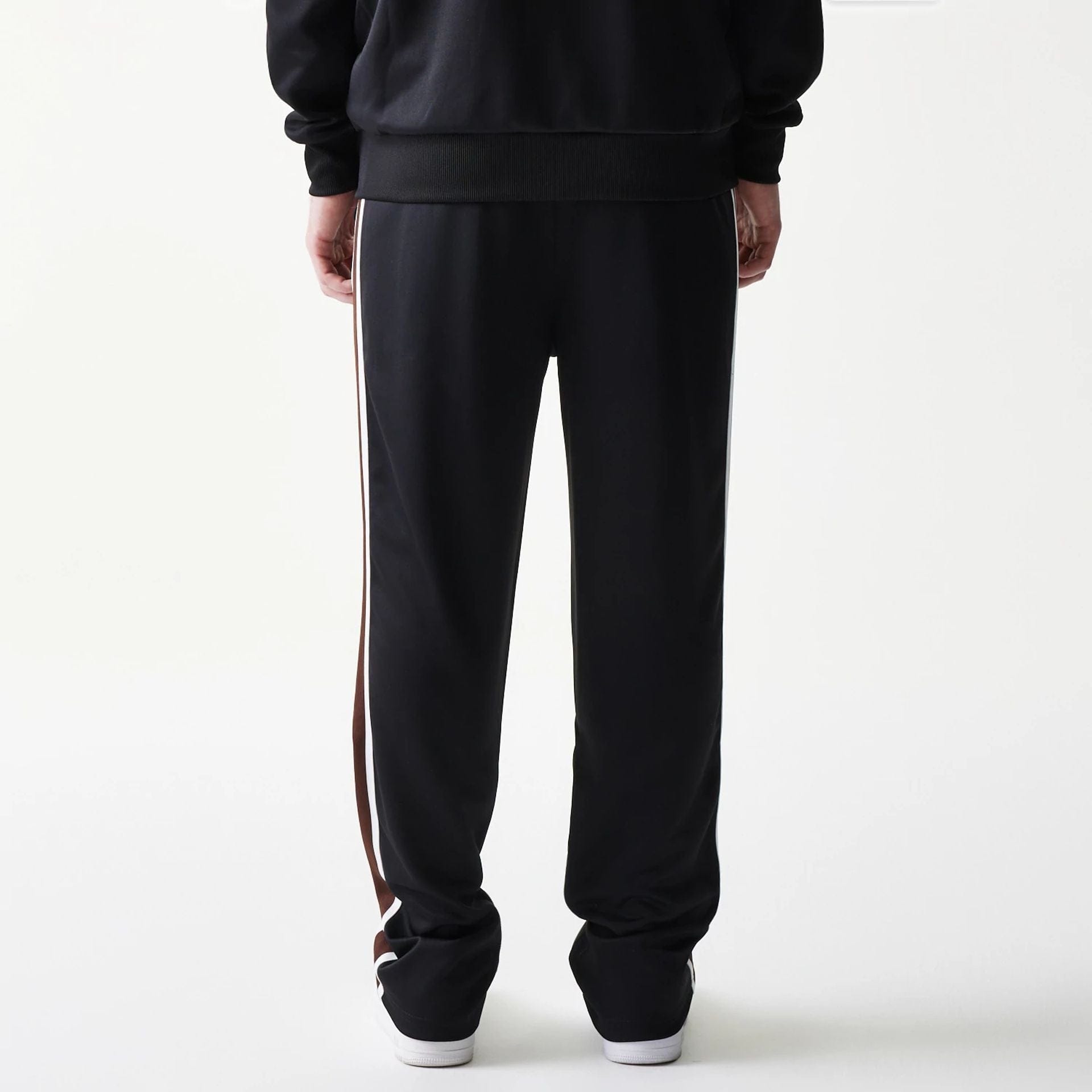 The model is wearing this New Era Script Straight Leg Joggers in black. 2