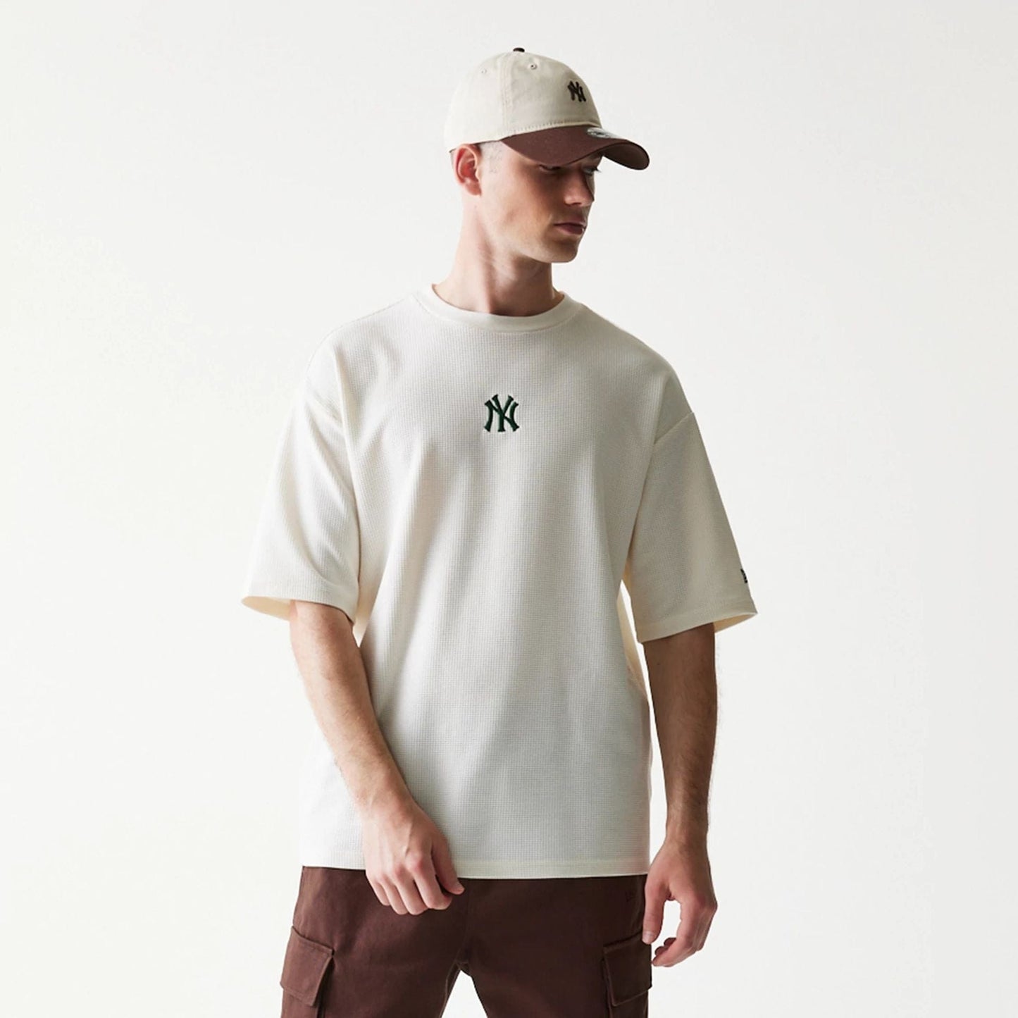 The model is wearing this MLB Waffle New York Yankees Oversized T-Shirt in open white. 3