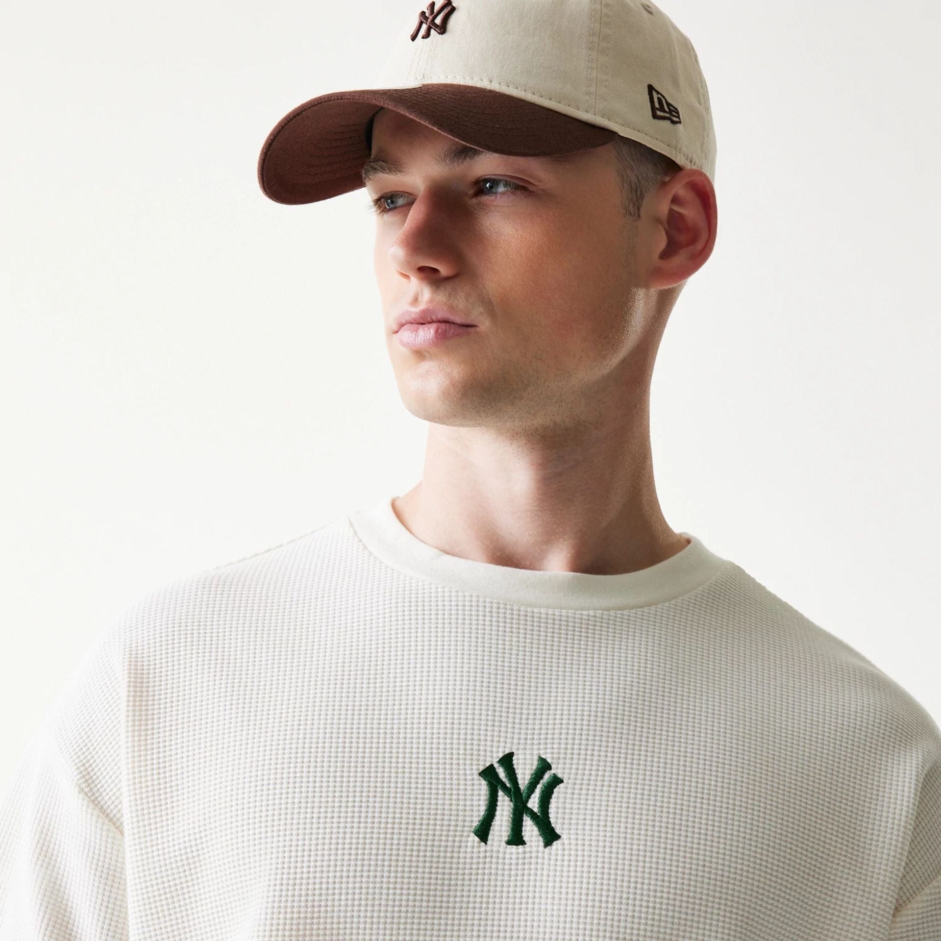 The model is wearing this MLB Waffle New York Yankees Oversized T-Shirt in open white. 4